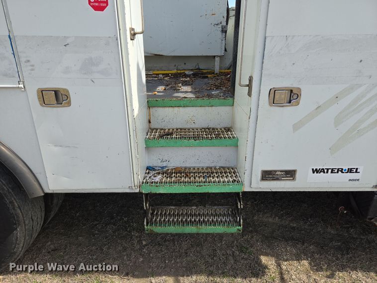 image for item DW8562 2012 International 7300 SBA bucket truck