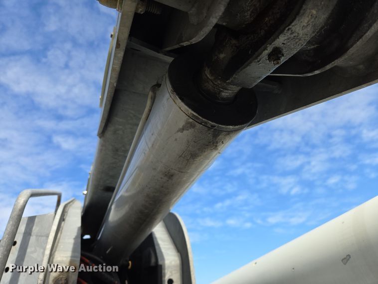 image for item DW8562 2012 International 7300 SBA bucket truck