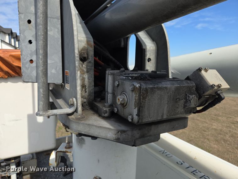 image for item DW8562 2012 International 7300 SBA bucket truck