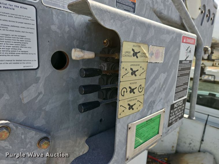 image for item DW8562 2012 International 7300 SBA bucket truck