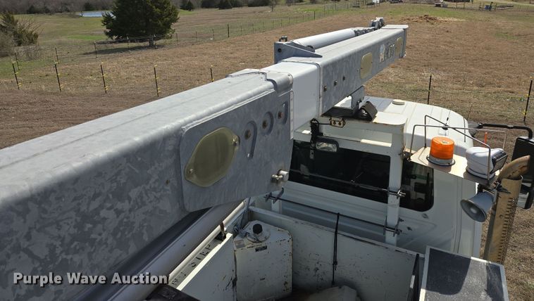 image for item DW8562 2012 International 7300 SBA bucket truck