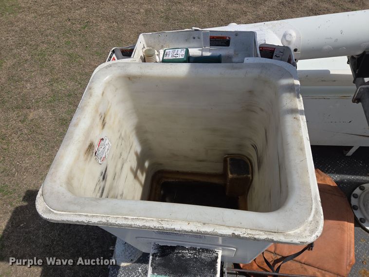 image for item DW8562 2012 International 7300 SBA bucket truck