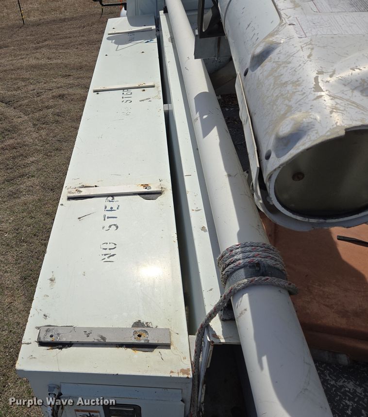 image for item DW8562 2012 International 7300 SBA bucket truck