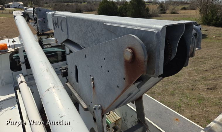 image for item DW8562 2012 International 7300 SBA bucket truck