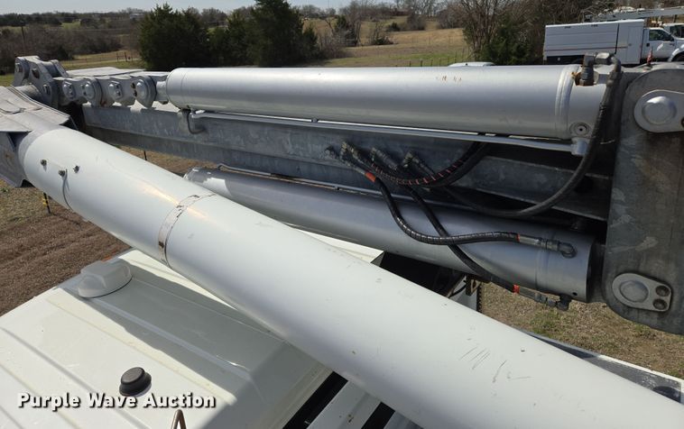 image for item DW8562 2012 International 7300 SBA bucket truck