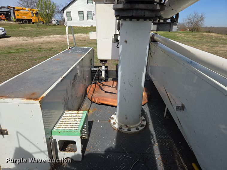 image for item DW8562 2012 International 7300 SBA bucket truck