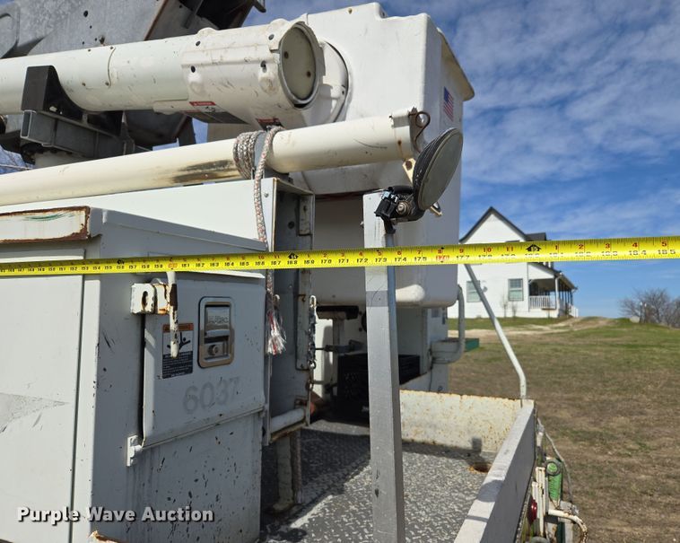 image for item DW8562 2012 International 7300 SBA bucket truck