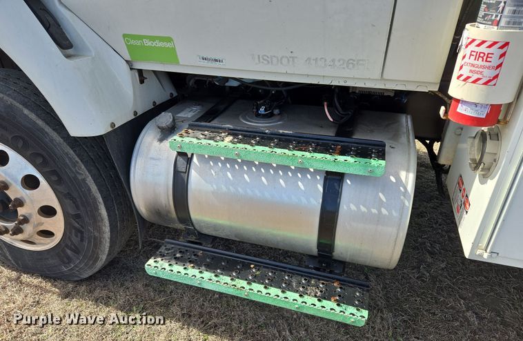 image for item DW8562 2012 International 7300 SBA bucket truck