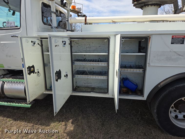 image for item DW8562 2012 International 7300 SBA bucket truck