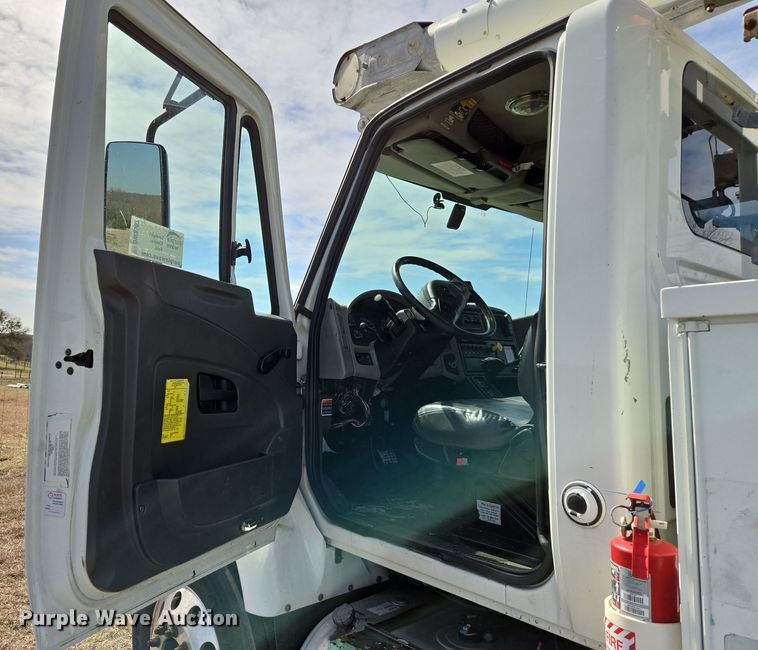 image for item DW8562 2012 International 7300 SBA bucket truck