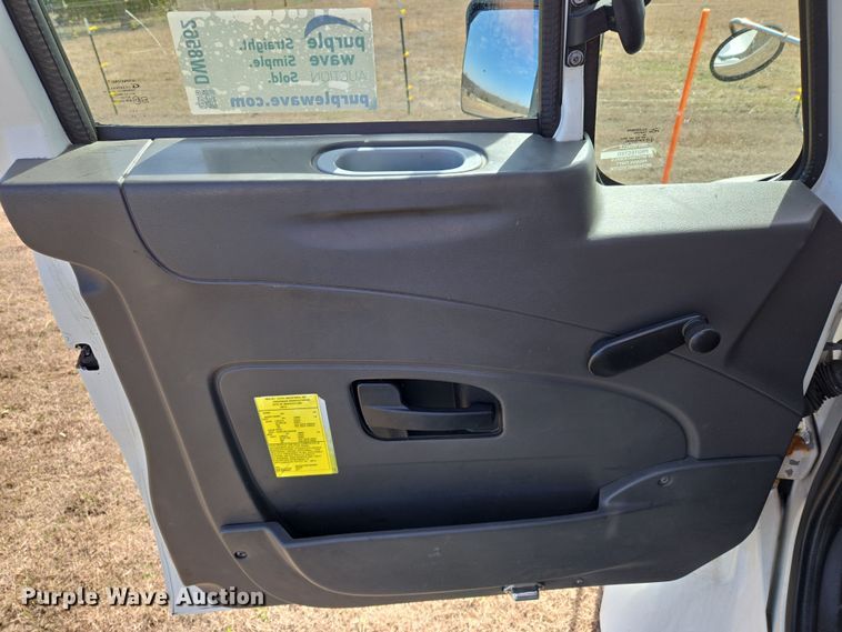 image for item DW8562 2012 International 7300 SBA bucket truck