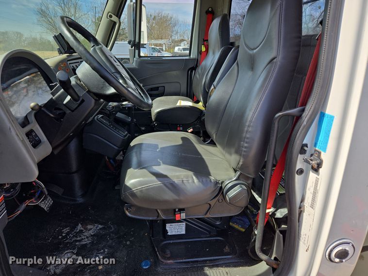 image for item DW8562 2012 International 7300 SBA bucket truck