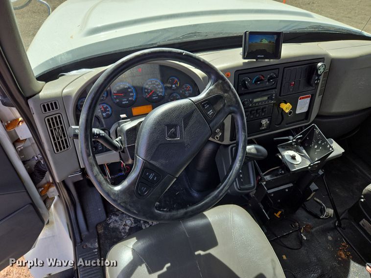 image for item DW8562 2012 International 7300 SBA bucket truck