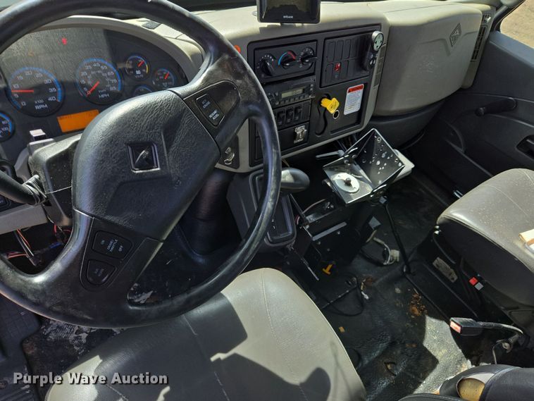 image for item DW8562 2012 International 7300 SBA bucket truck