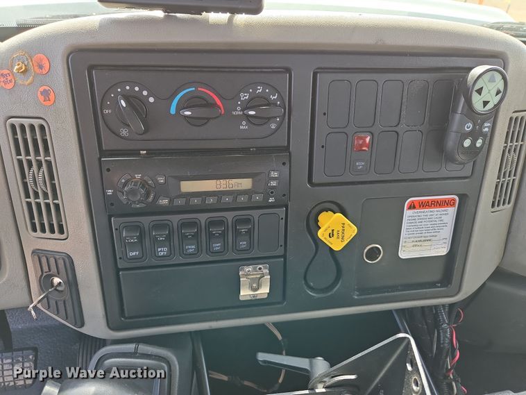 image for item DW8562 2012 International 7300 SBA bucket truck