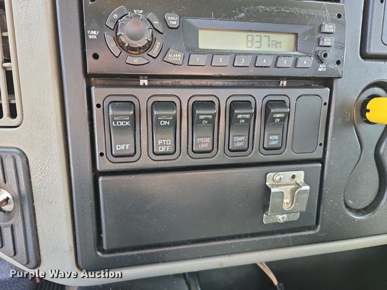 image for item DW8562 2012 International 7300 SBA bucket truck