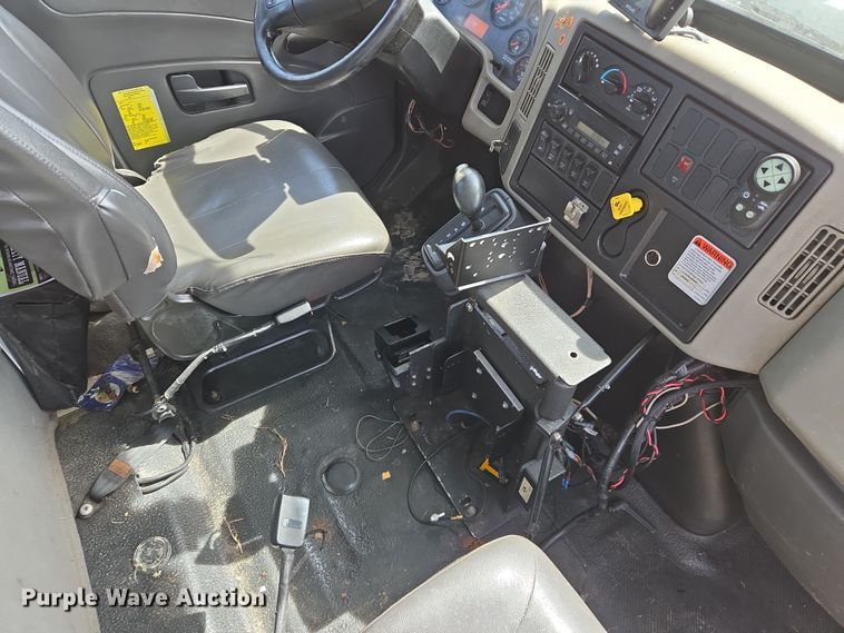 image for item DW8562 2012 International 7300 SBA bucket truck