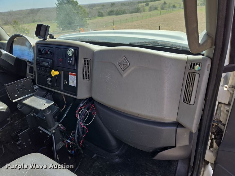 image for item DW8562 2012 International 7300 SBA bucket truck