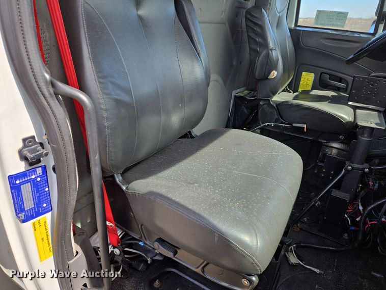 image for item DW8562 2012 International 7300 SBA bucket truck