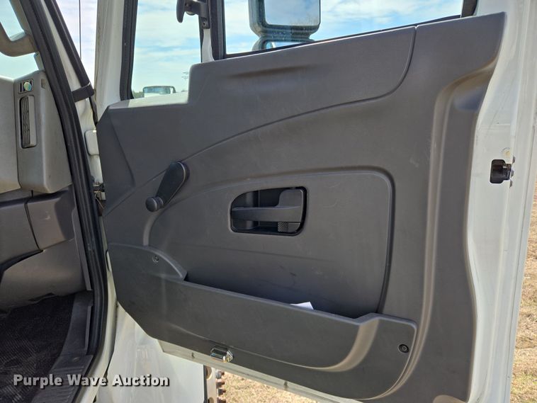 image for item DW8562 2012 International 7300 SBA bucket truck