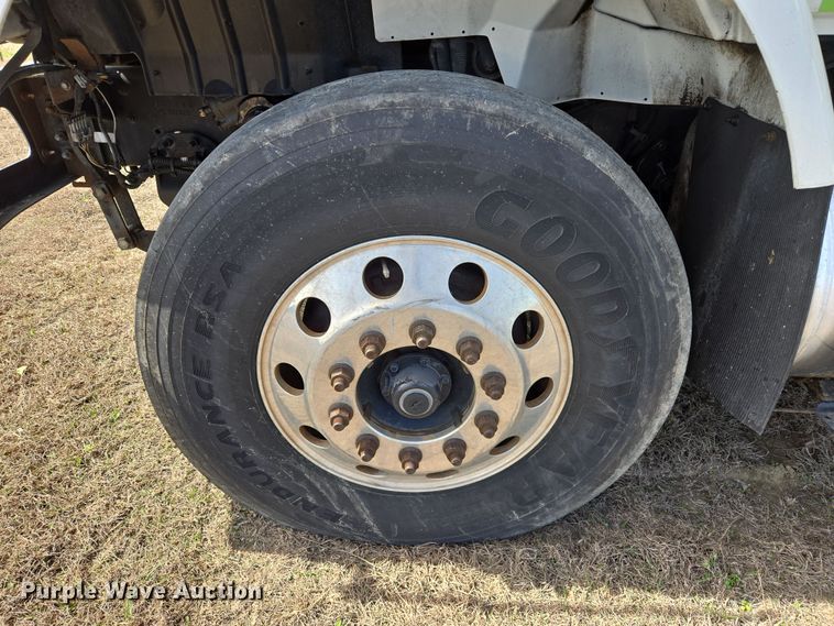 image for item DW8562 2012 International 7300 SBA bucket truck