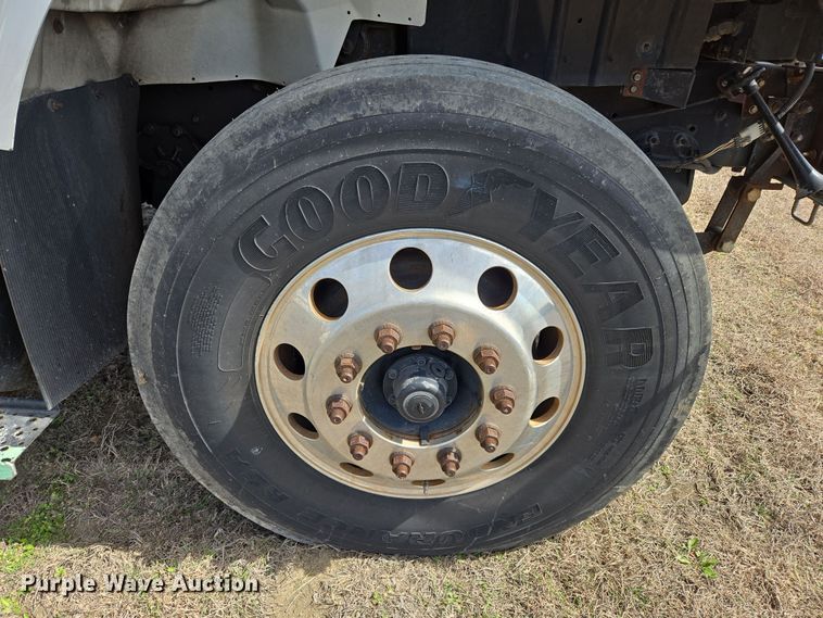 image for item DW8562 2012 International 7300 SBA bucket truck