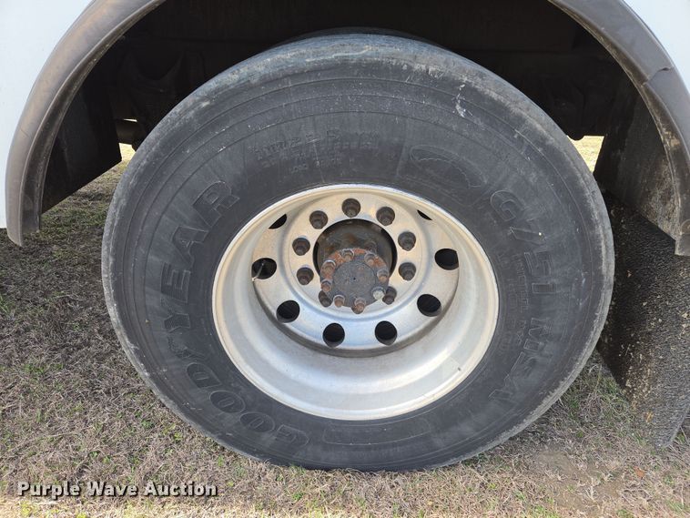 image for item DW8562 2012 International 7300 SBA bucket truck