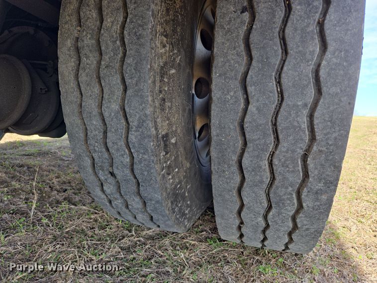 image for item DW8562 2012 International 7300 SBA bucket truck