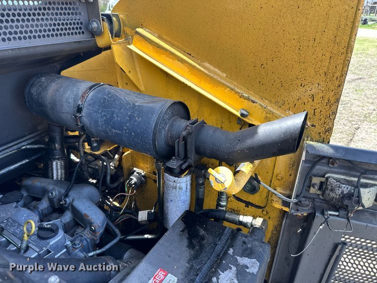 image for item DW8564 Gehl skid steer loader