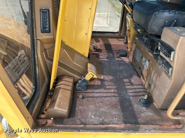 image for item DW8638 1986 Caterpillar 120G motor grader