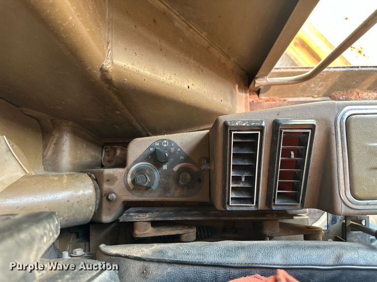 image for item DW8638 1986 Caterpillar 120G motor grader