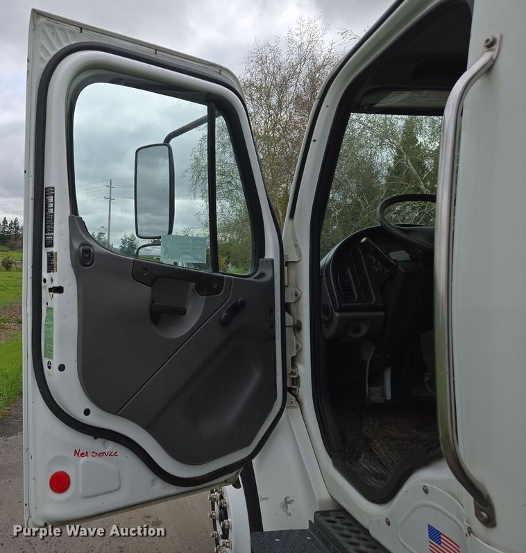 image for item EC0880 2007 Freightliner Business Class M2 street sweeper truck