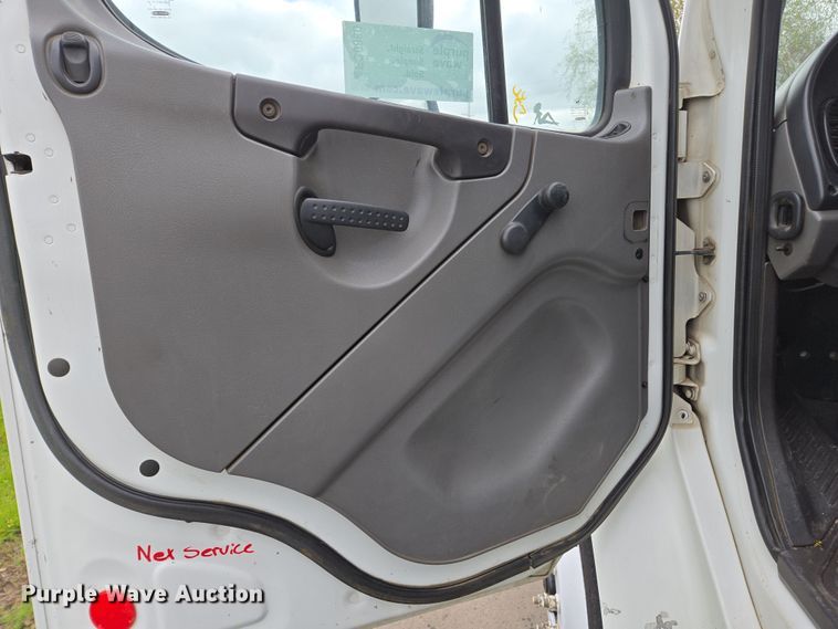 image for item EC0880 2007 Freightliner Business Class M2 street sweeper truck