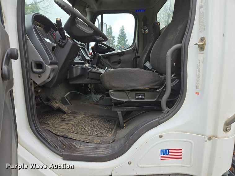 image for item EC0880 2007 Freightliner Business Class M2 street sweeper truck