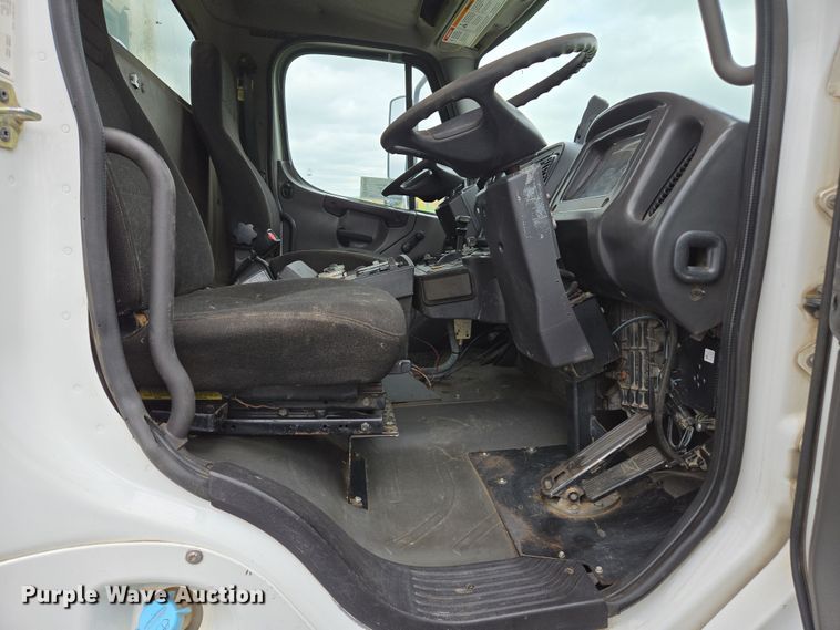 image for item EC0880 2007 Freightliner Business Class M2 street sweeper truck