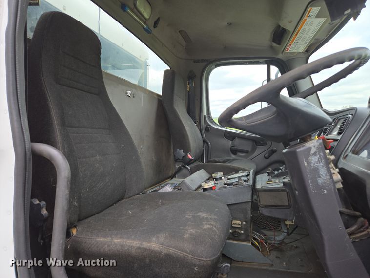 image for item EC0880 2007 Freightliner Business Class M2 street sweeper truck