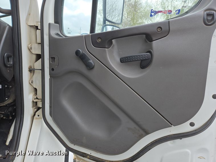 image for item EC0880 2007 Freightliner Business Class M2 street sweeper truck