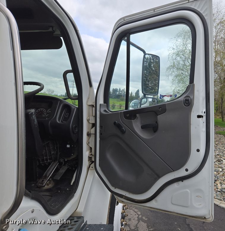 image for item EC0880 2007 Freightliner Business Class M2 street sweeper truck