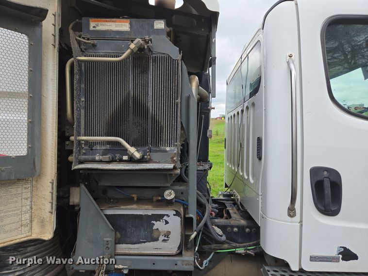 image for item EC0880 2007 Freightliner Business Class M2 street sweeper truck