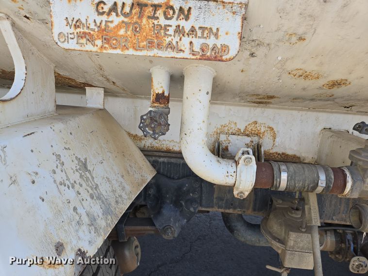 image for item EC0883 2007 Freightliner Business Class M2 water truck