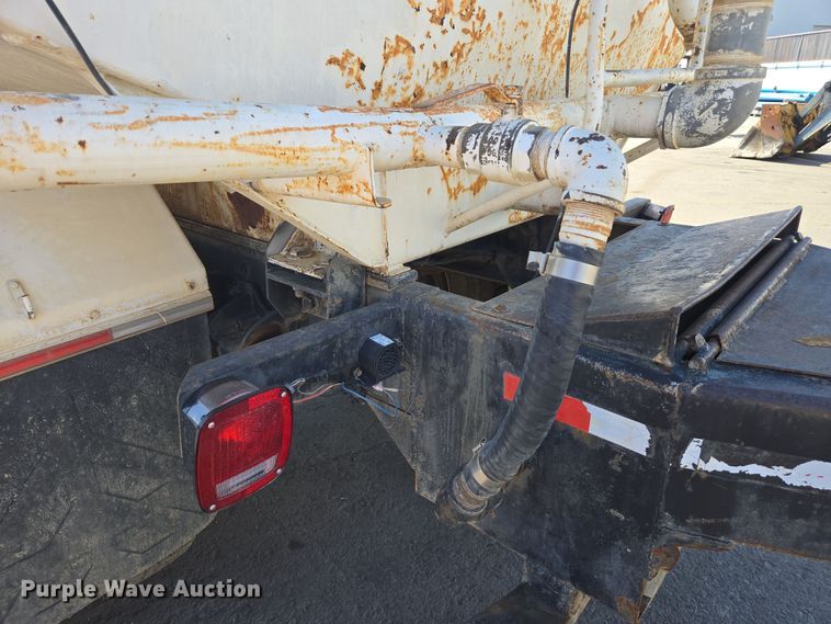 image for item EC0883 2007 Freightliner Business Class M2 water truck