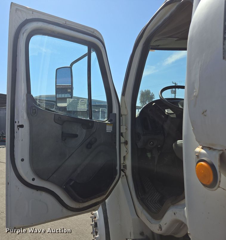 image for item EC0883 2007 Freightliner Business Class M2 water truck