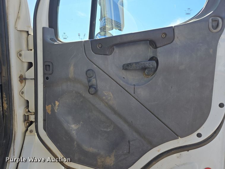 image for item EC0883 2007 Freightliner Business Class M2 water truck