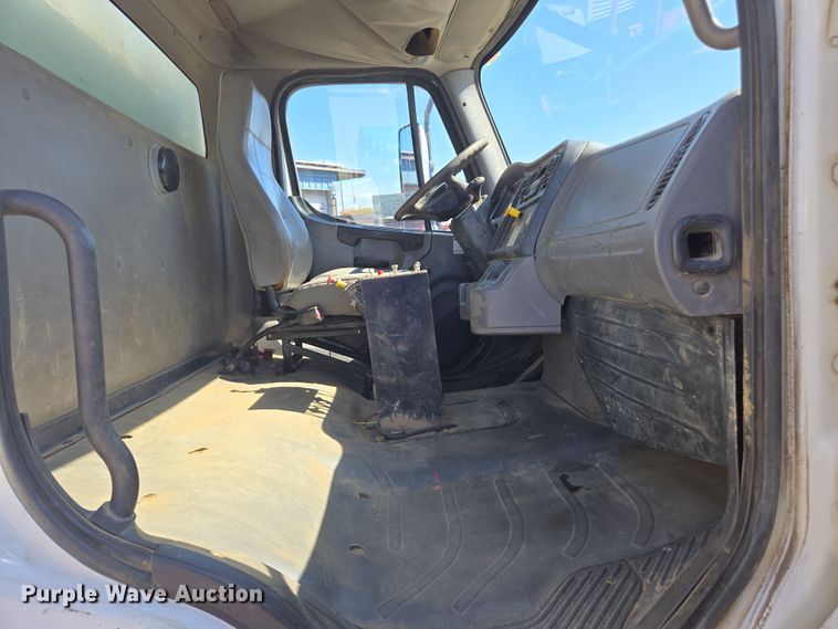 image for item EC0883 2007 Freightliner Business Class M2 water truck