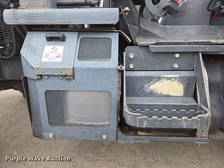 image for item EC0900 2018 Kubota M5N-111 MFWD tractor