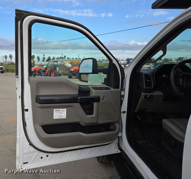 image for item EC0908 2017 Ford F550 flatbed truck