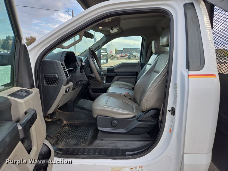 image for item EC0908 2017 Ford F550 flatbed truck