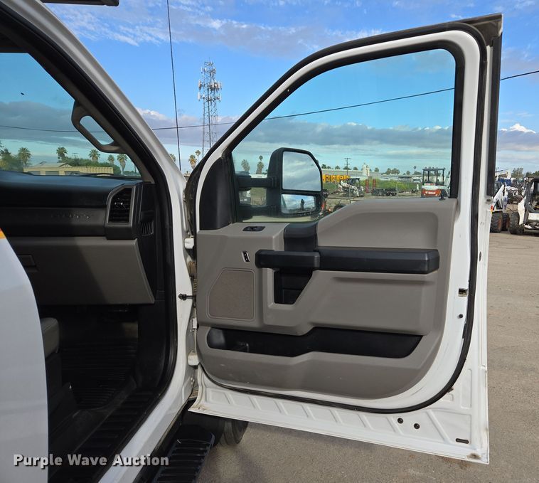 image for item EC0908 2017 Ford F550 flatbed truck