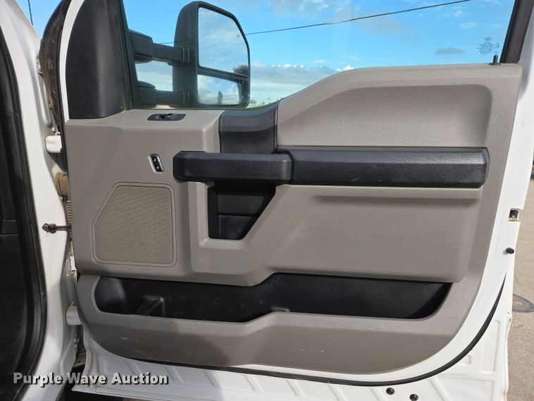 image for item EC0908 2017 Ford F550 flatbed truck