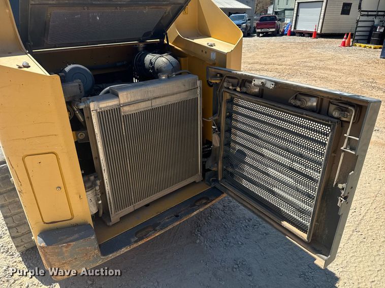 image for item EC3520 Gehl RT250 tracked skid steer loader